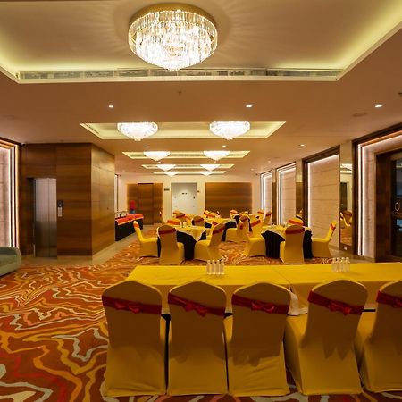 Celebrant Hotel Варанаси Екстериор снимка