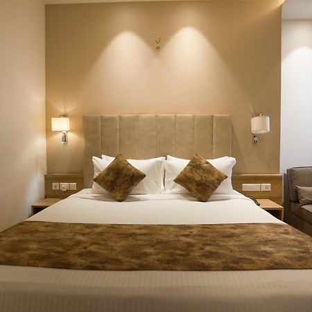 Celebrant Hotel Варанаси Екстериор снимка