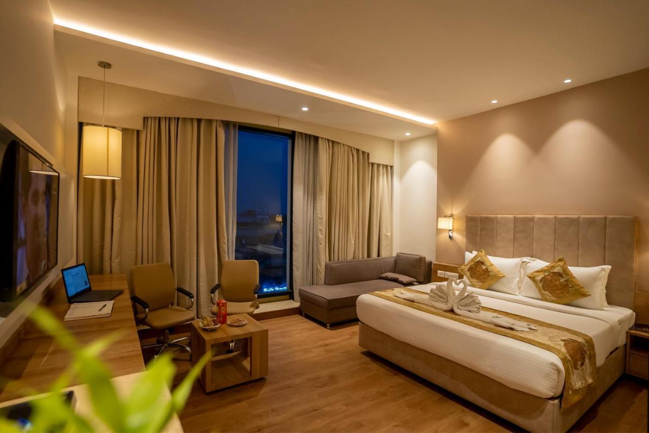 Celebrant Hotel Варанаси Екстериор снимка