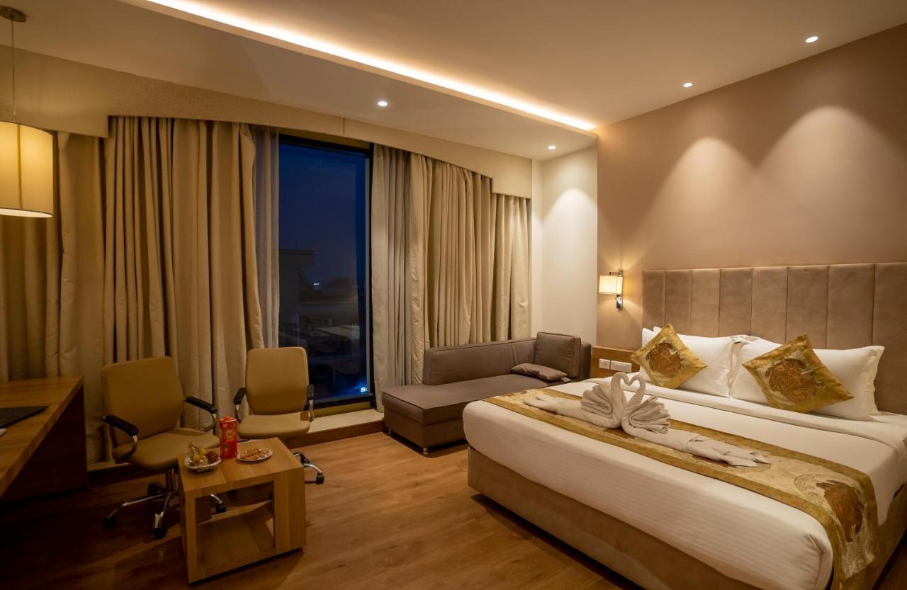 Celebrant Hotel Варанаси Екстериор снимка