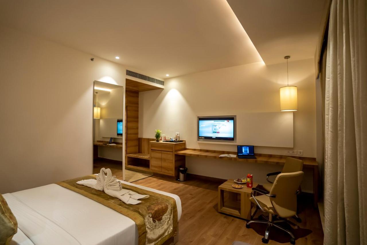 Celebrant Hotel Варанаси Екстериор снимка