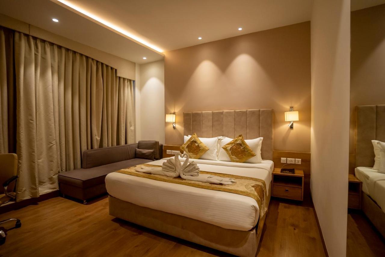Celebrant Hotel Варанаси Екстериор снимка