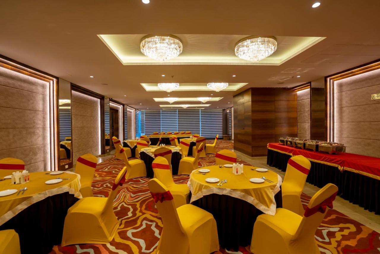Celebrant Hotel Варанаси Екстериор снимка