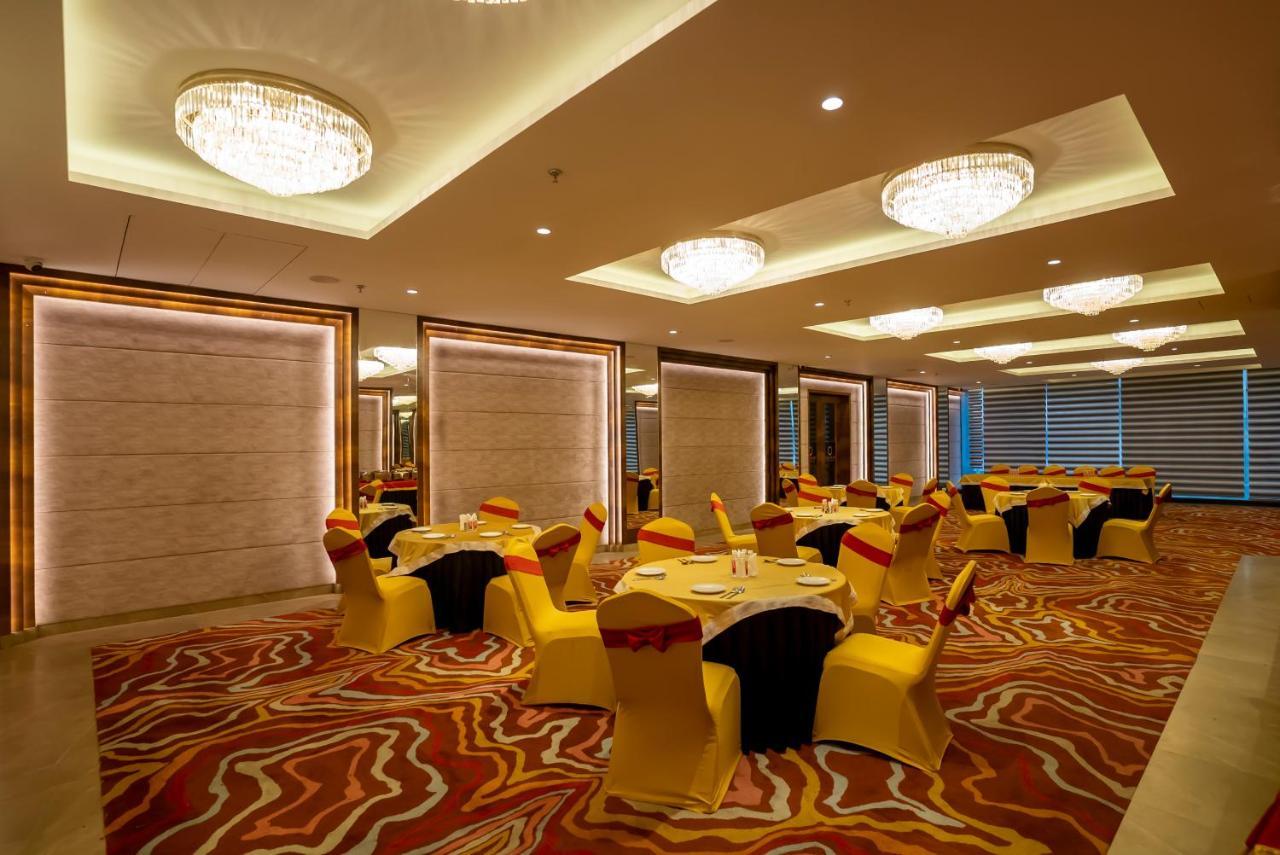 Celebrant Hotel Варанаси Екстериор снимка