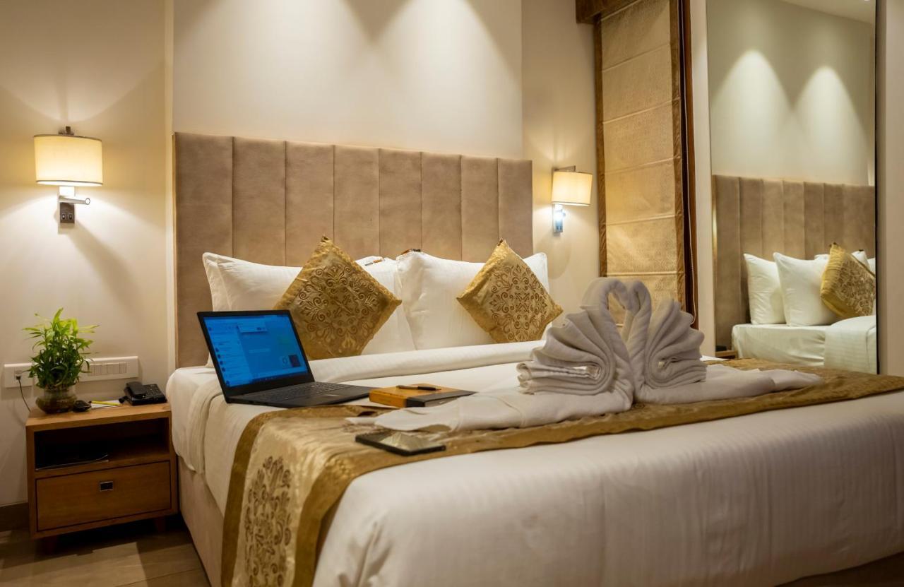 Celebrant Hotel Варанаси Екстериор снимка