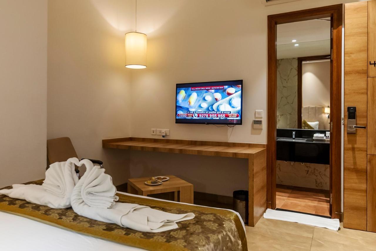 Celebrant Hotel Варанаси Екстериор снимка