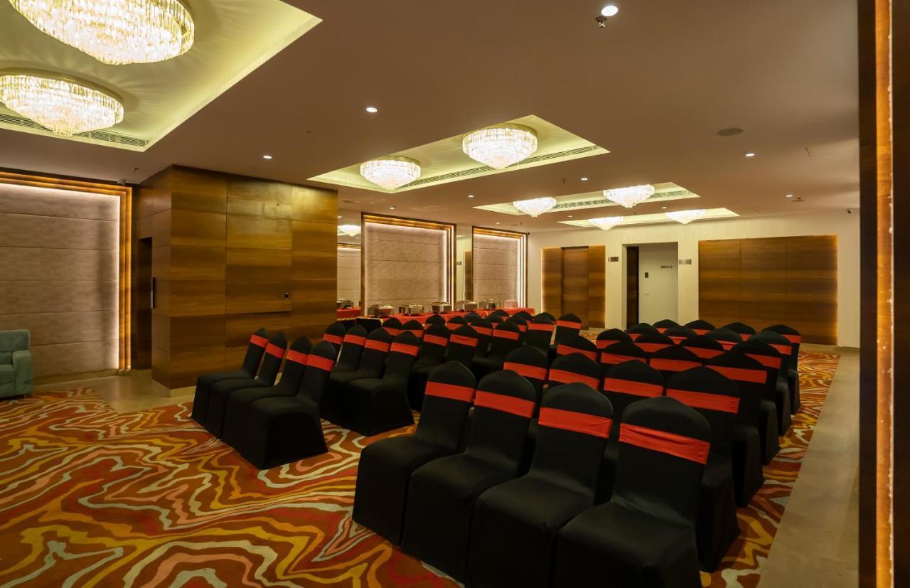 Celebrant Hotel Варанаси Екстериор снимка