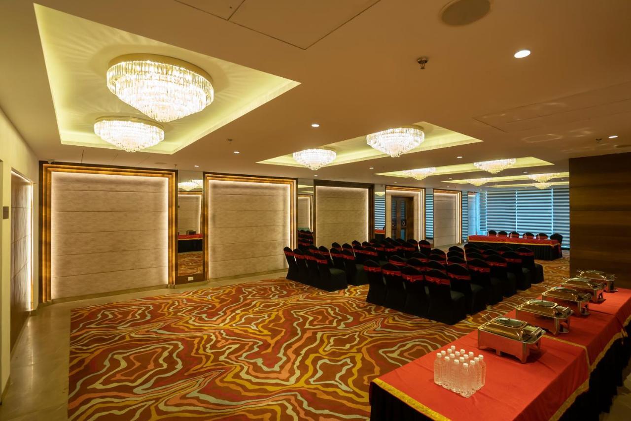 Celebrant Hotel Варанаси Екстериор снимка