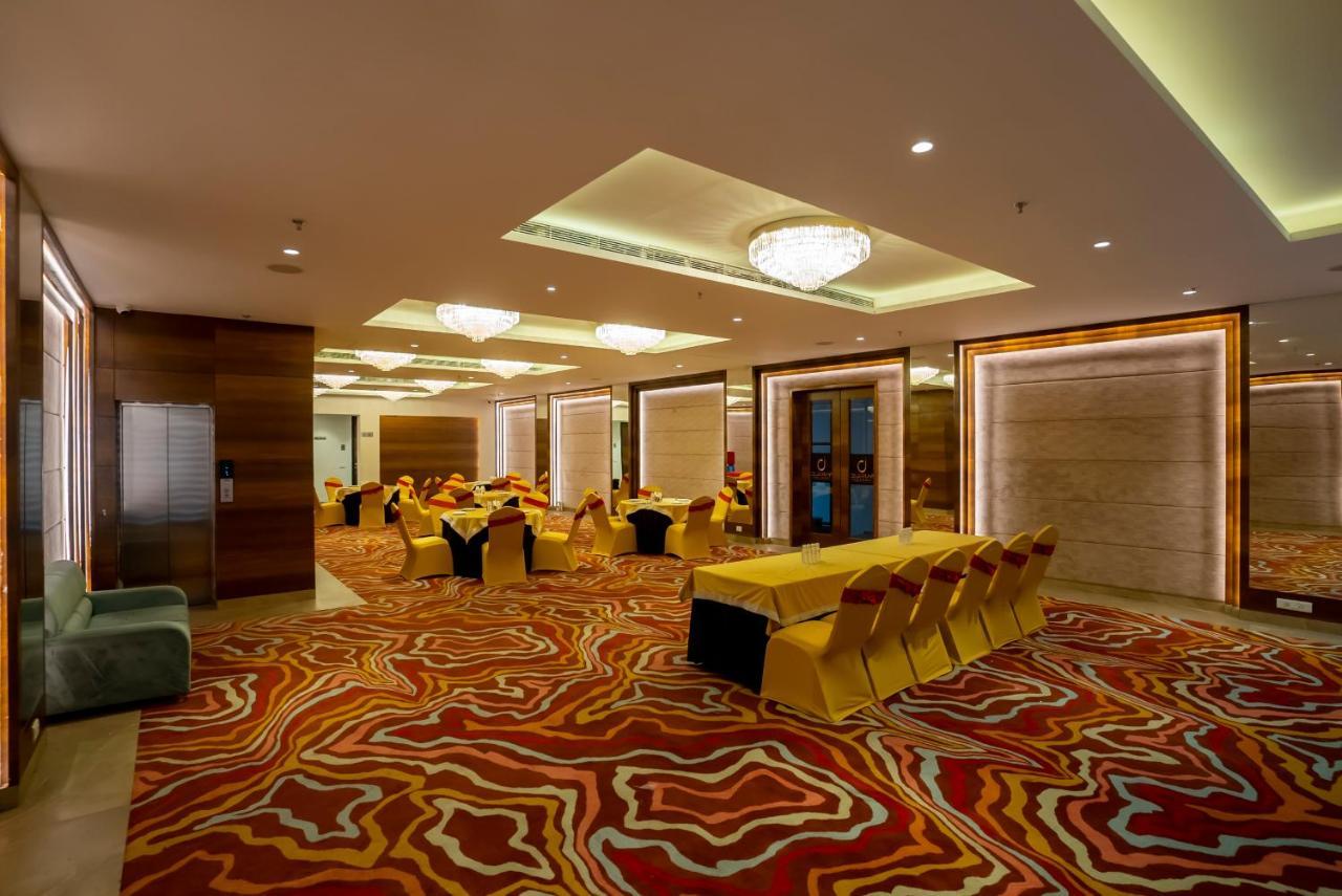 Celebrant Hotel Варанаси Екстериор снимка