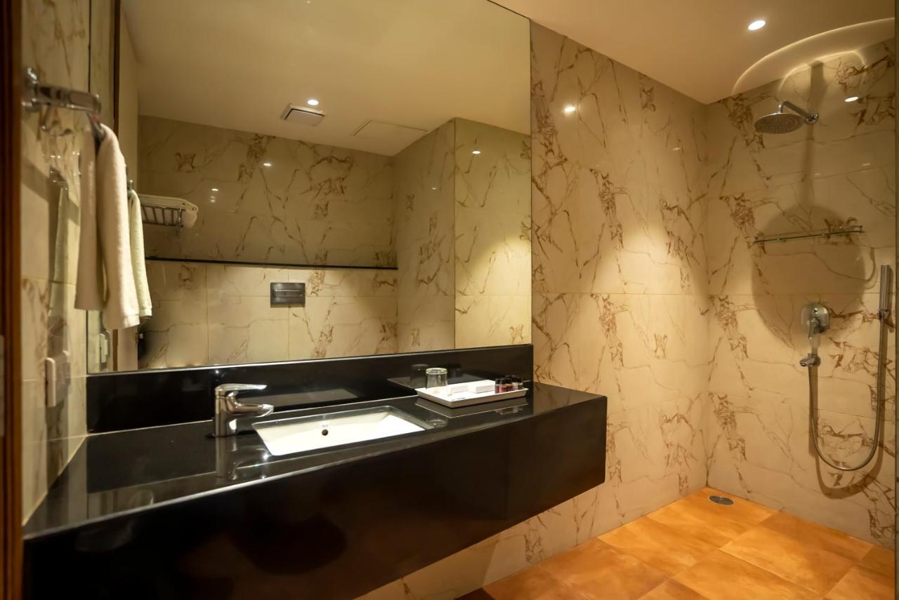 Celebrant Hotel Варанаси Екстериор снимка
