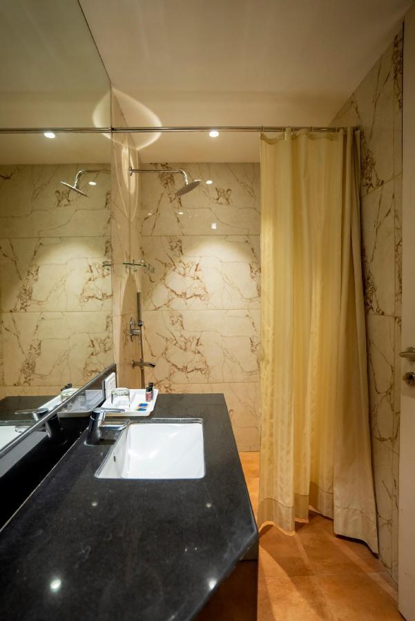 Celebrant Hotel Варанаси Екстериор снимка