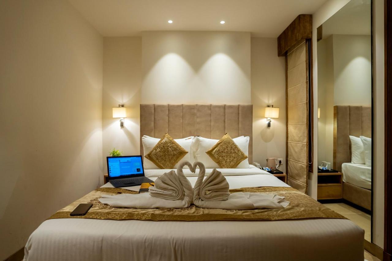 Celebrant Hotel Варанаси Екстериор снимка