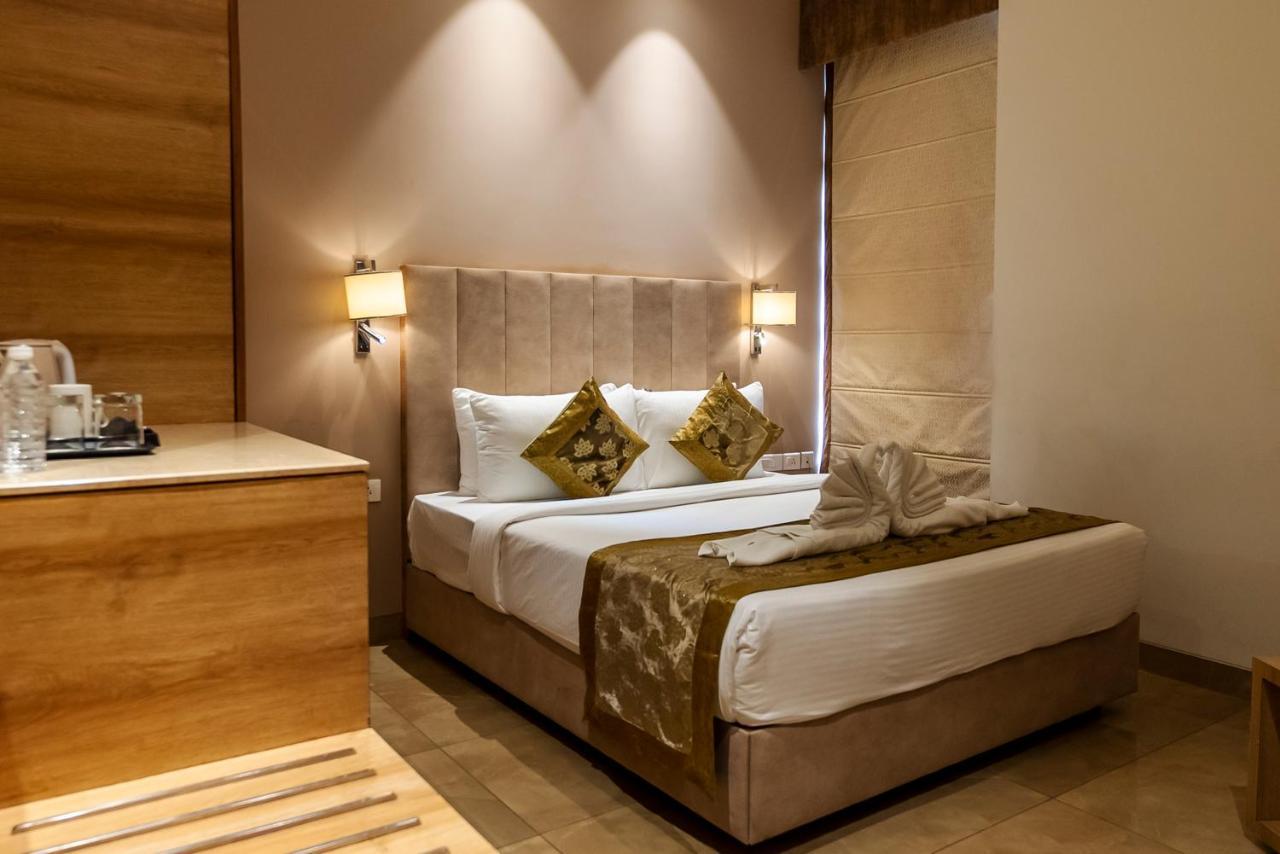 Celebrant Hotel Варанаси Екстериор снимка