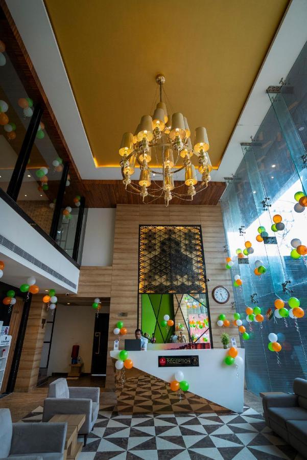 Celebrant Hotel Варанаси Екстериор снимка
