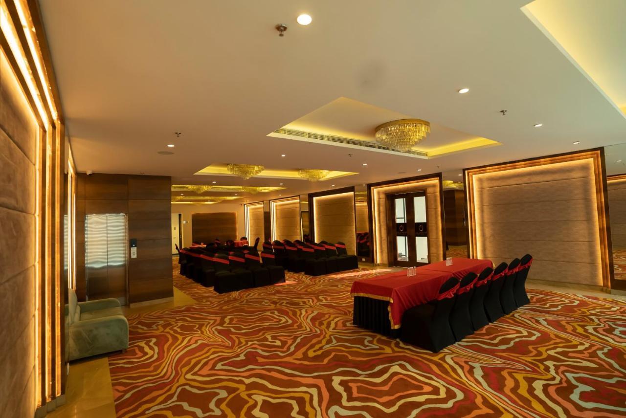 Celebrant Hotel Варанаси Екстериор снимка