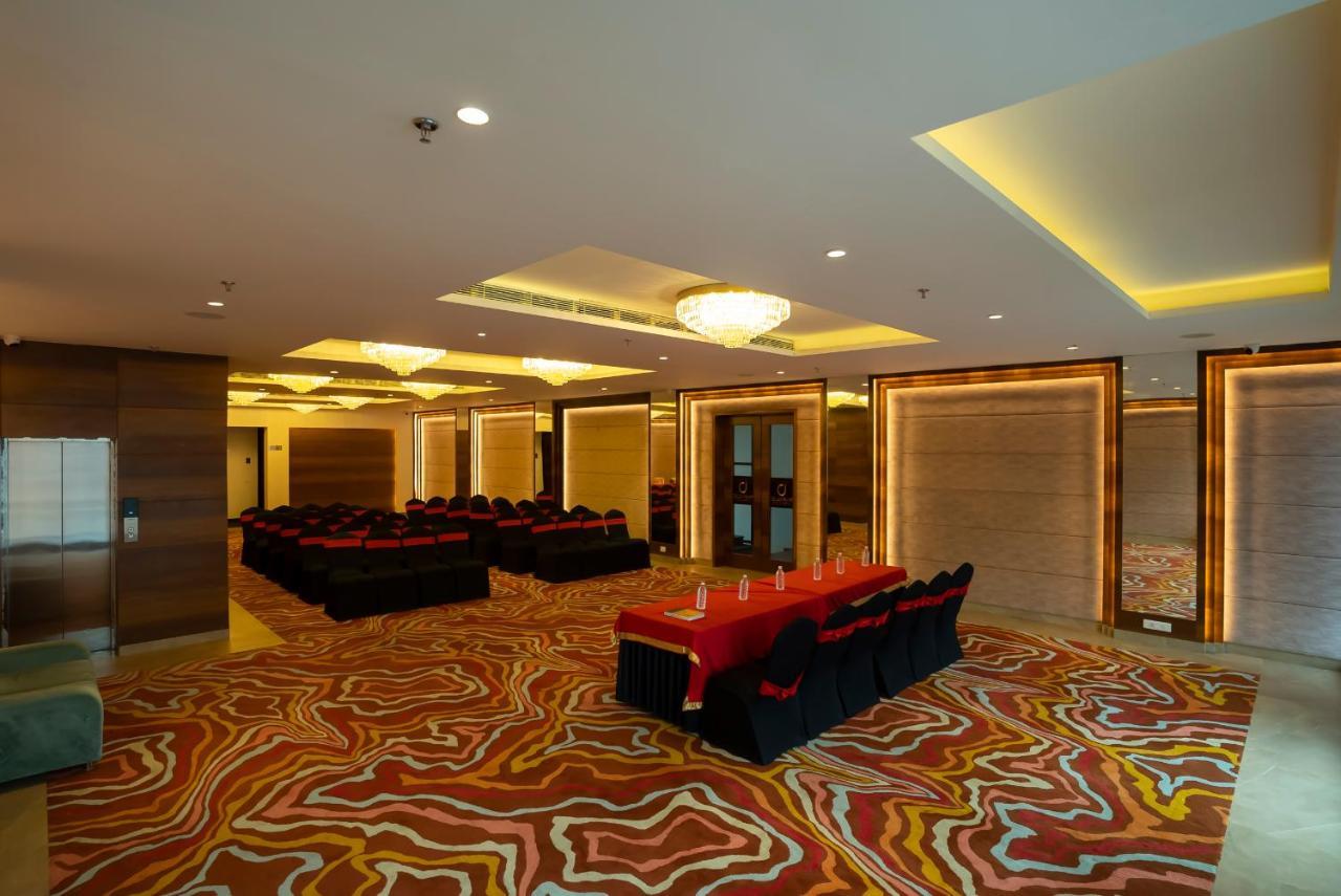 Celebrant Hotel Варанаси Екстериор снимка