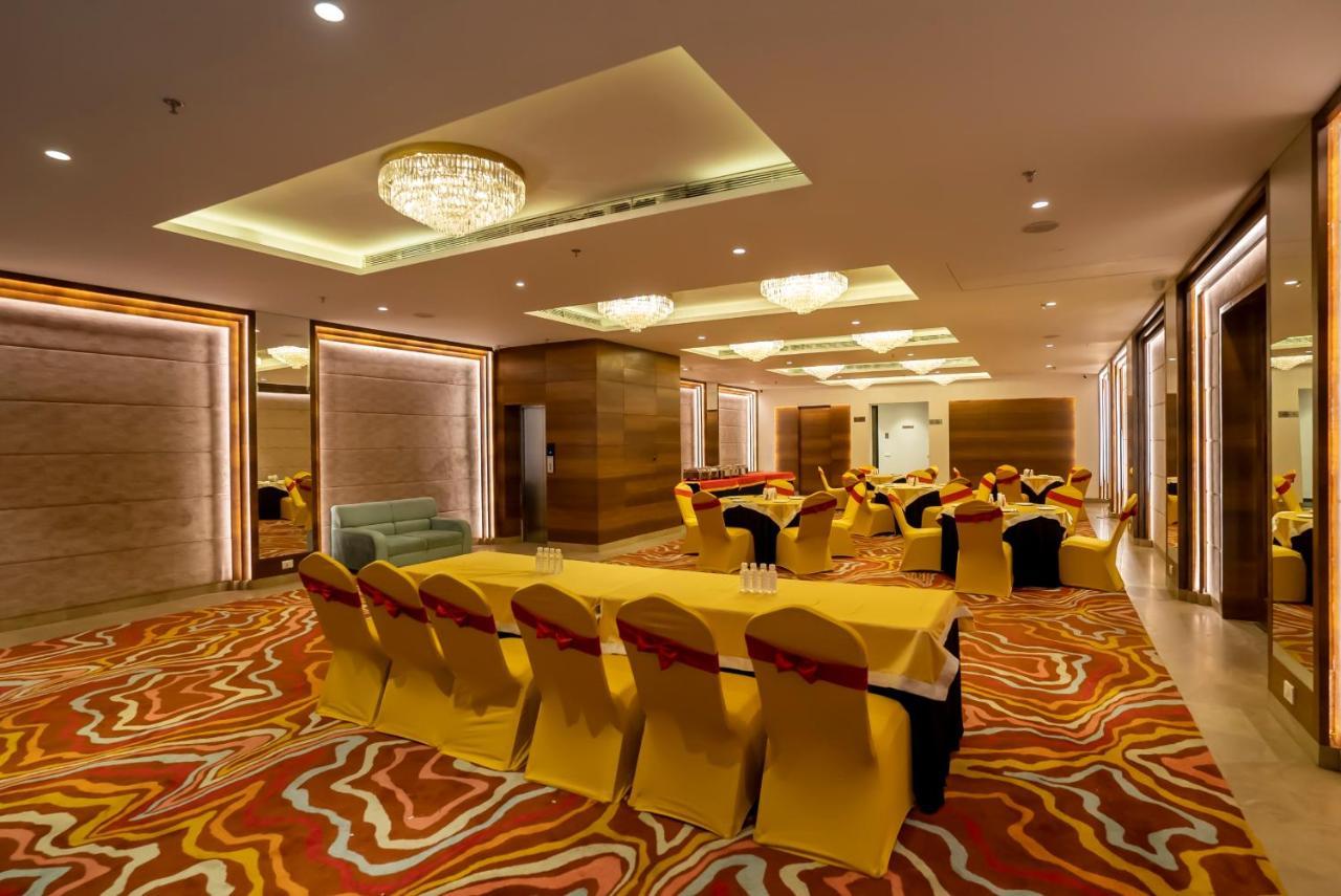 Celebrant Hotel Варанаси Екстериор снимка