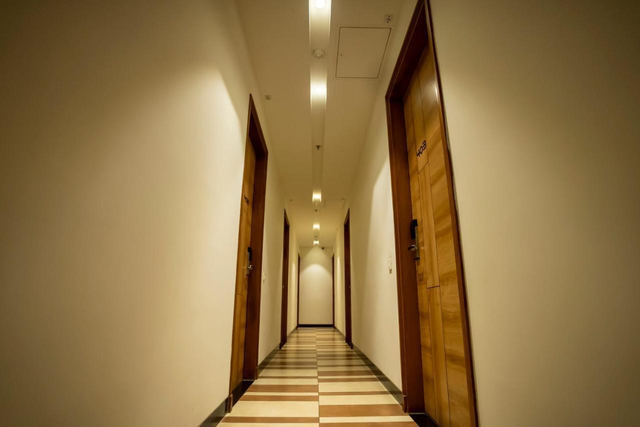 Celebrant Hotel Варанаси Екстериор снимка
