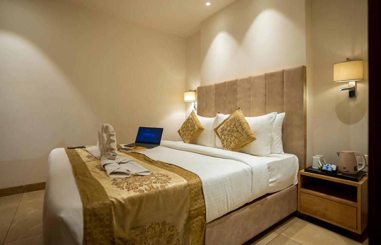 Celebrant Hotel Варанаси Екстериор снимка