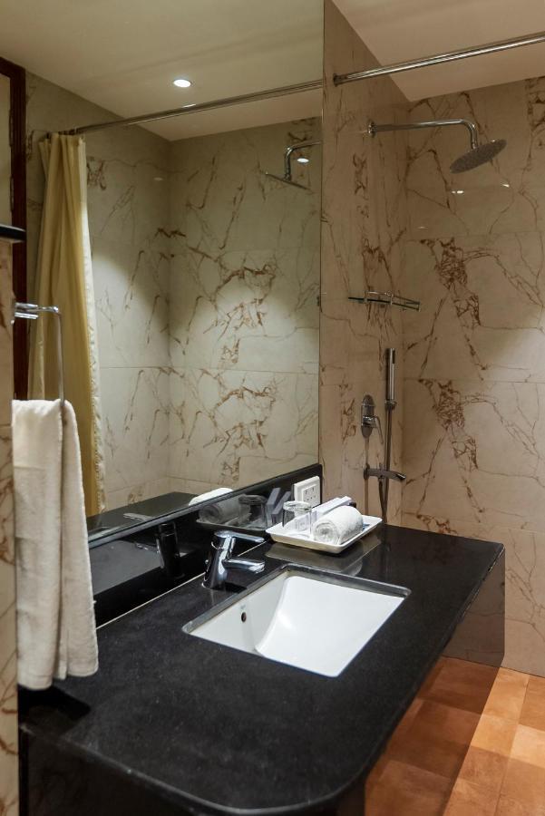 Celebrant Hotel Варанаси Екстериор снимка