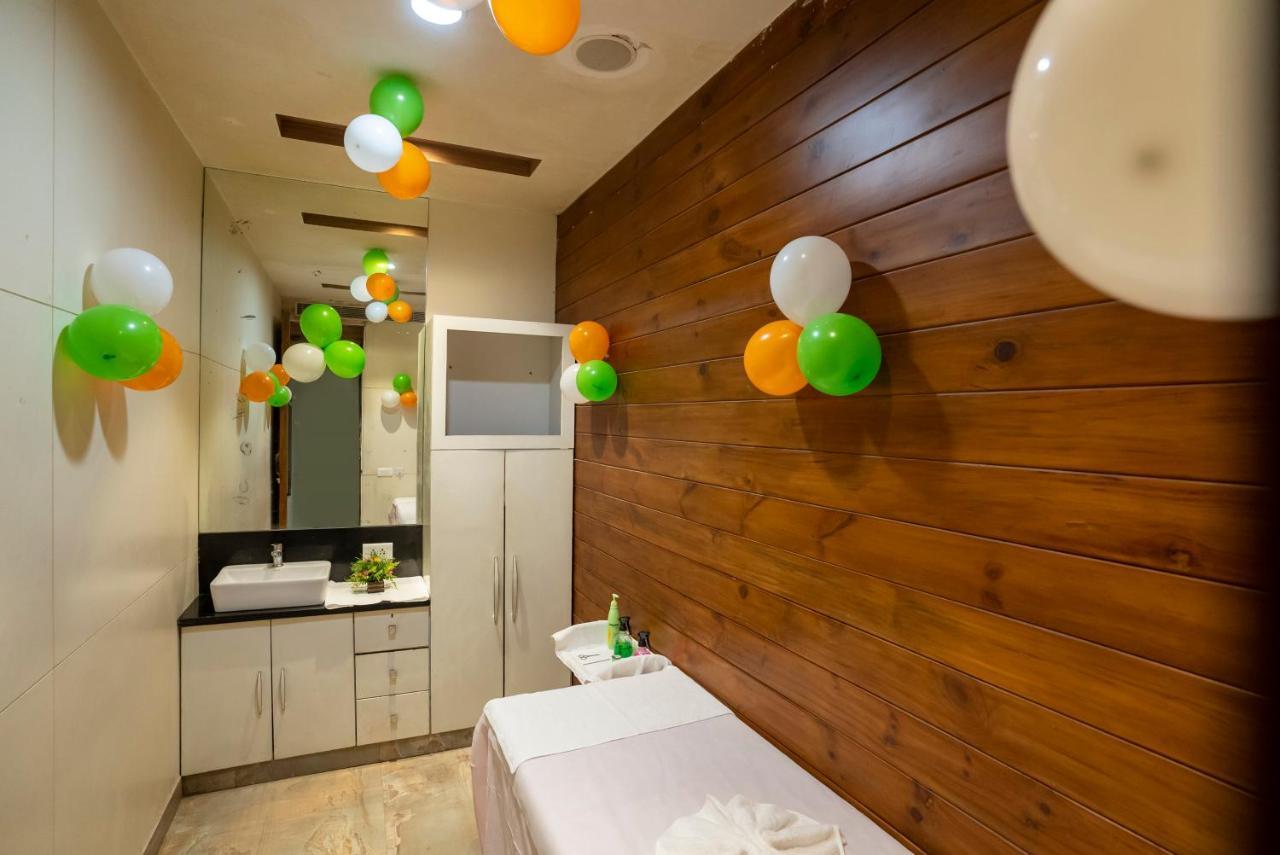 Celebrant Hotel Варанаси Екстериор снимка