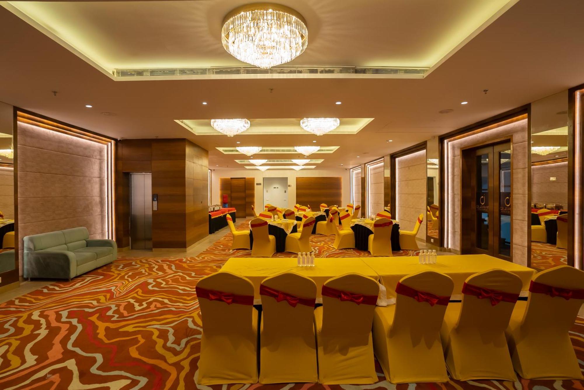 Celebrant Hotel Варанаси Екстериор снимка