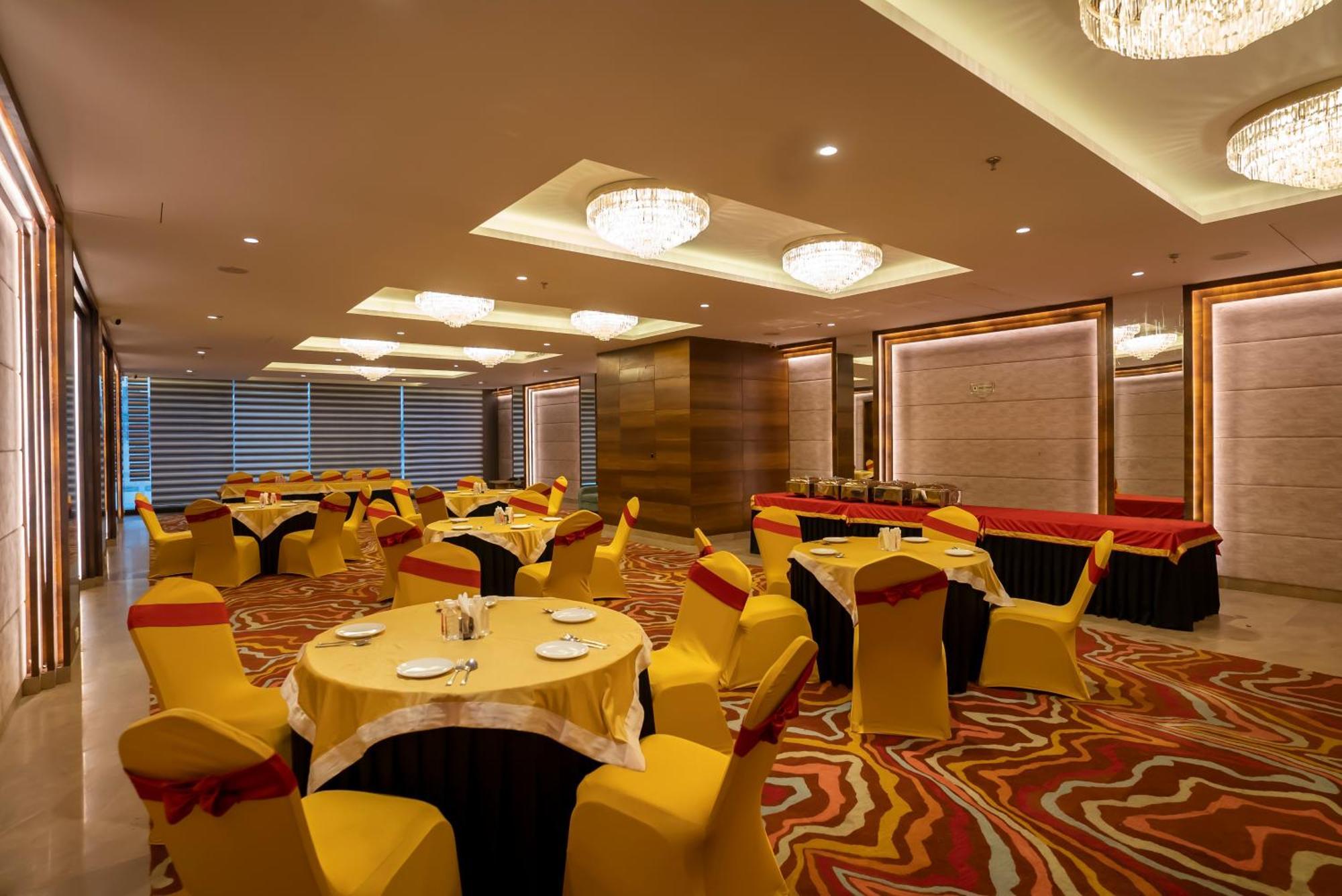 Celebrant Hotel Варанаси Екстериор снимка