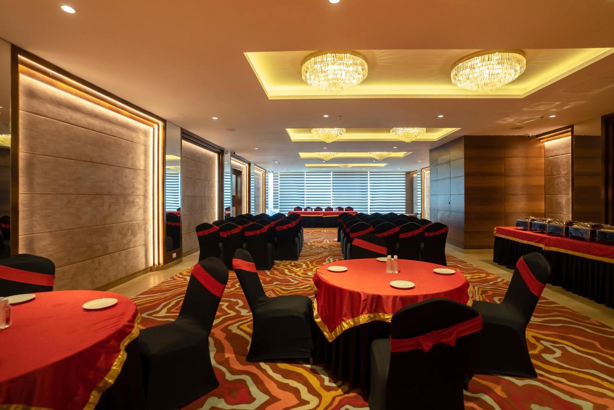 Celebrant Hotel Варанаси Екстериор снимка