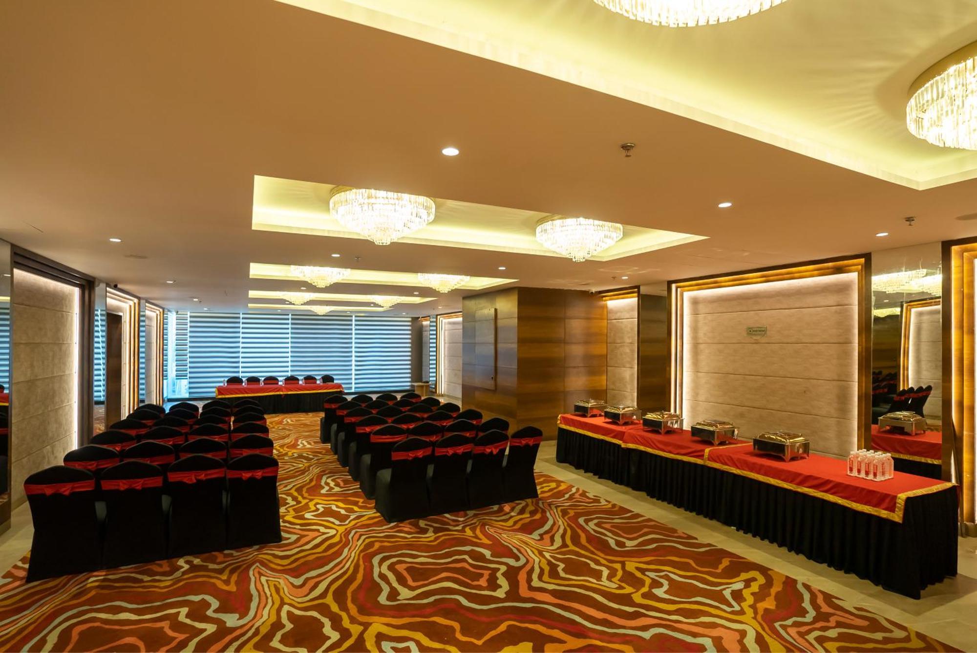 Celebrant Hotel Варанаси Екстериор снимка