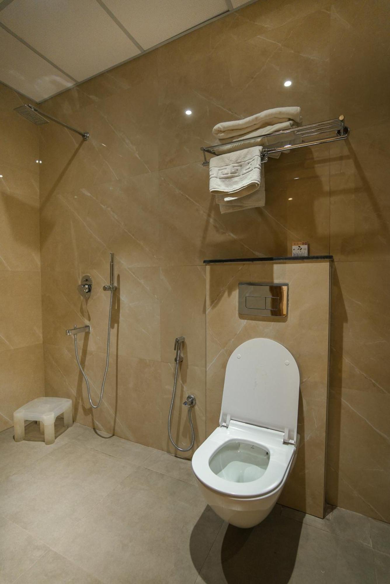 Celebrant Hotel Варанаси Екстериор снимка
