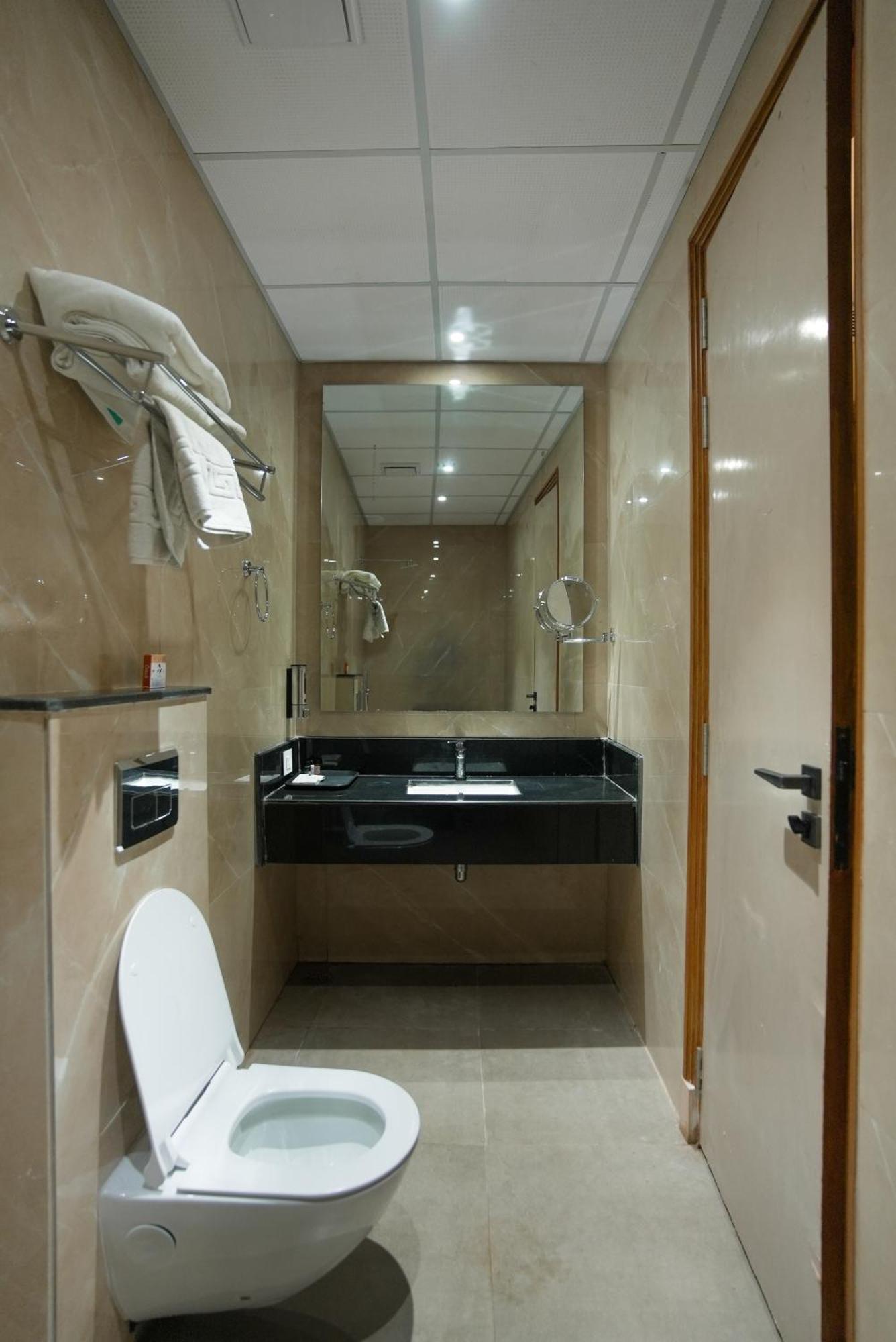 Celebrant Hotel Варанаси Екстериор снимка