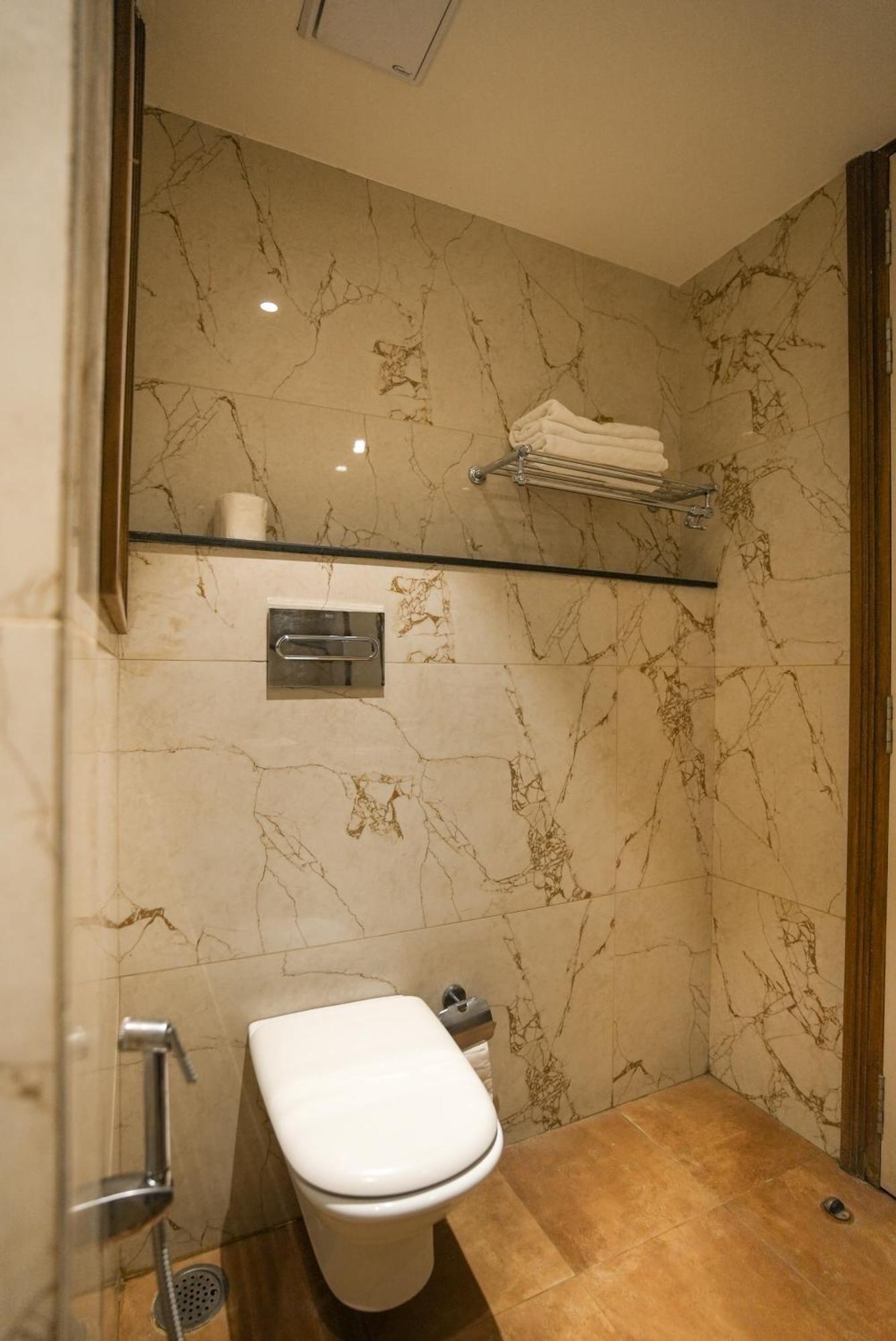 Celebrant Hotel Варанаси Екстериор снимка