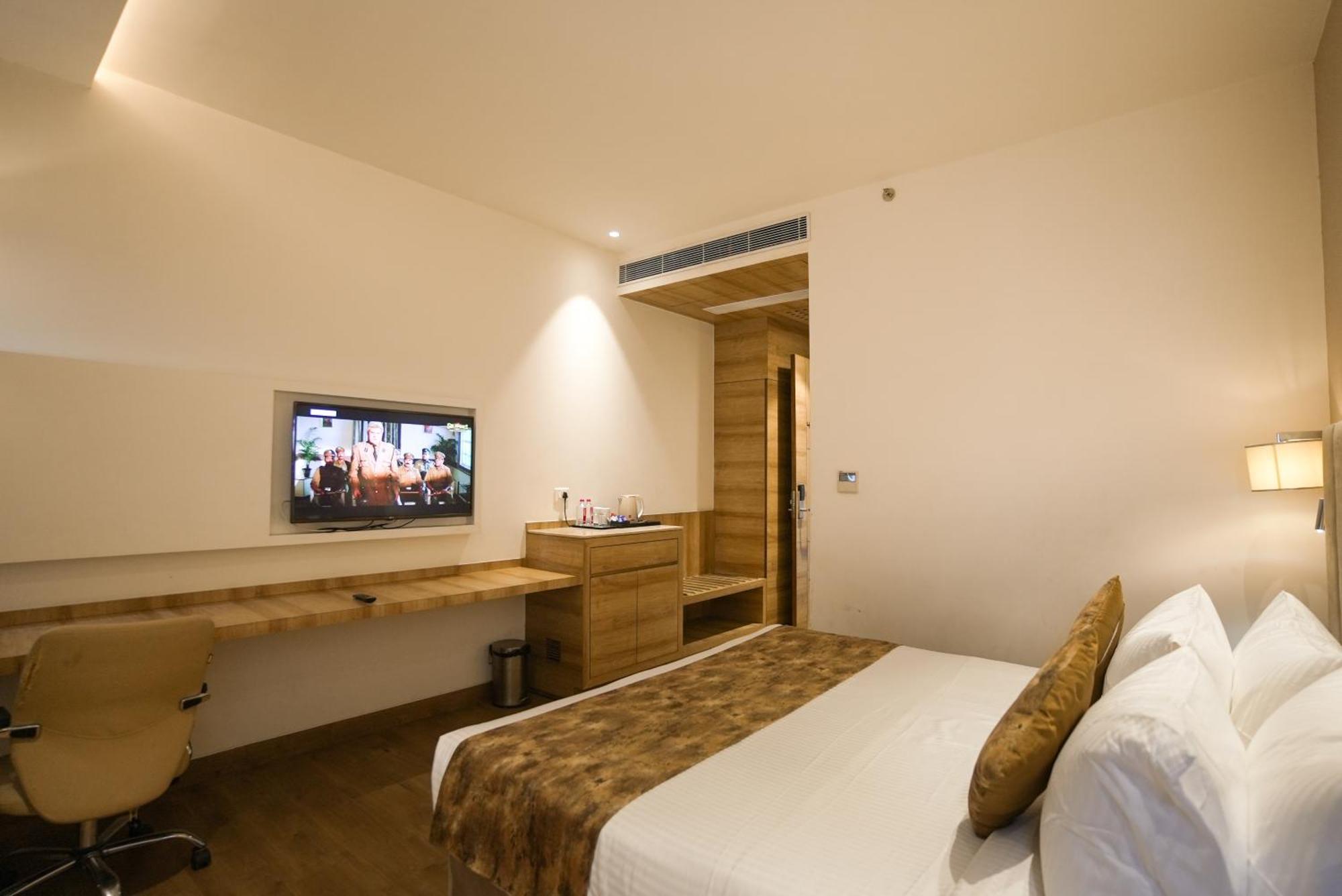 Celebrant Hotel Варанаси Екстериор снимка