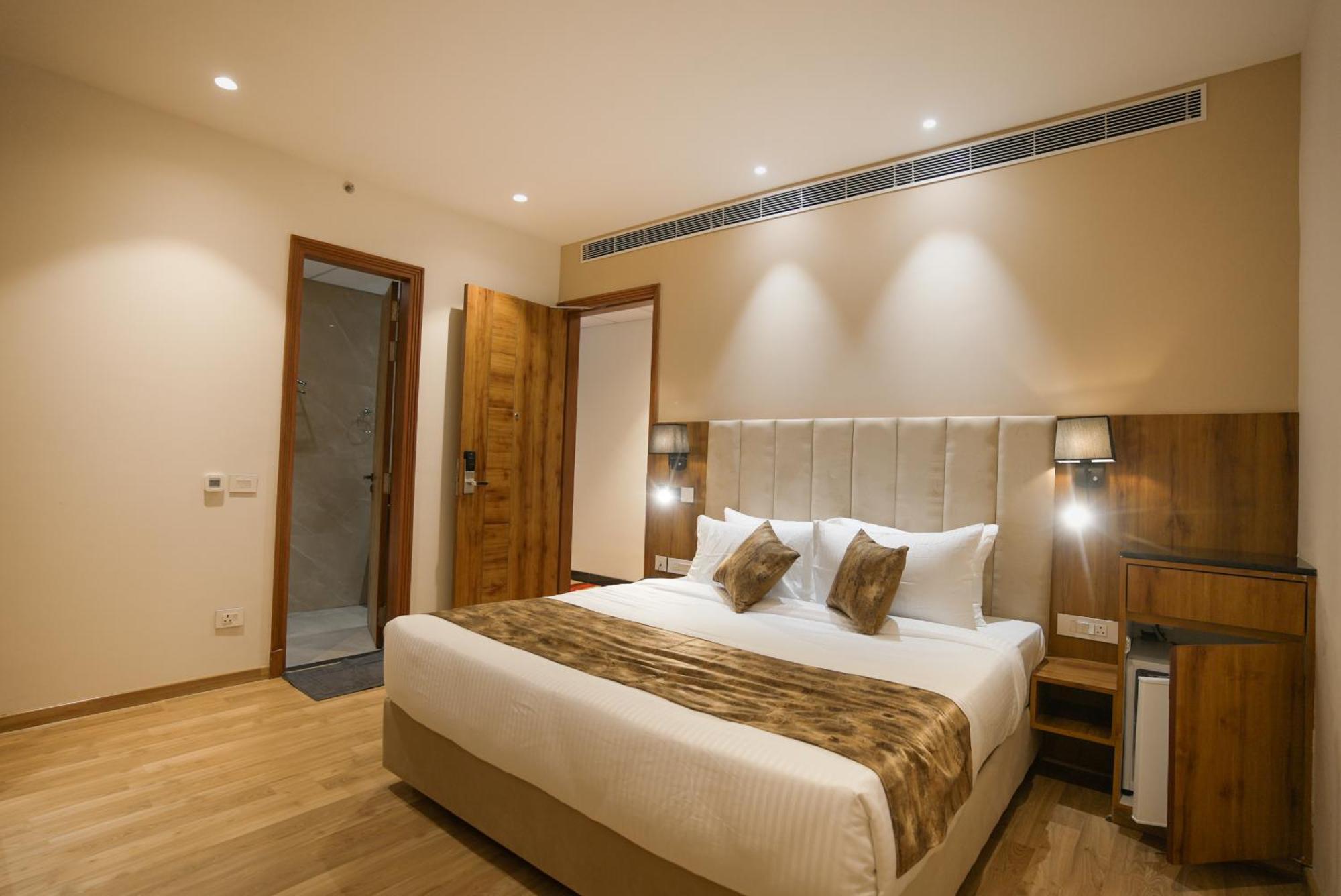 Celebrant Hotel Варанаси Екстериор снимка