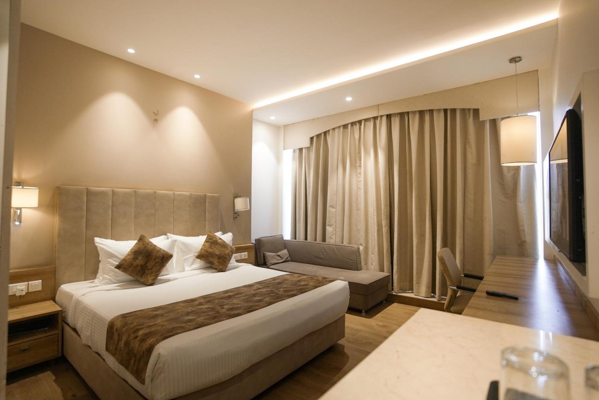 Celebrant Hotel Варанаси Екстериор снимка
