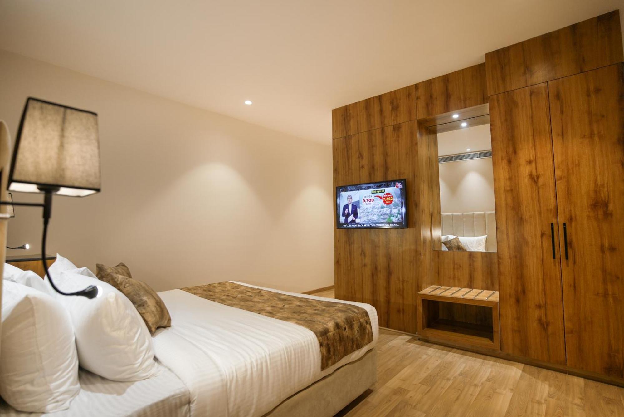 Celebrant Hotel Варанаси Екстериор снимка