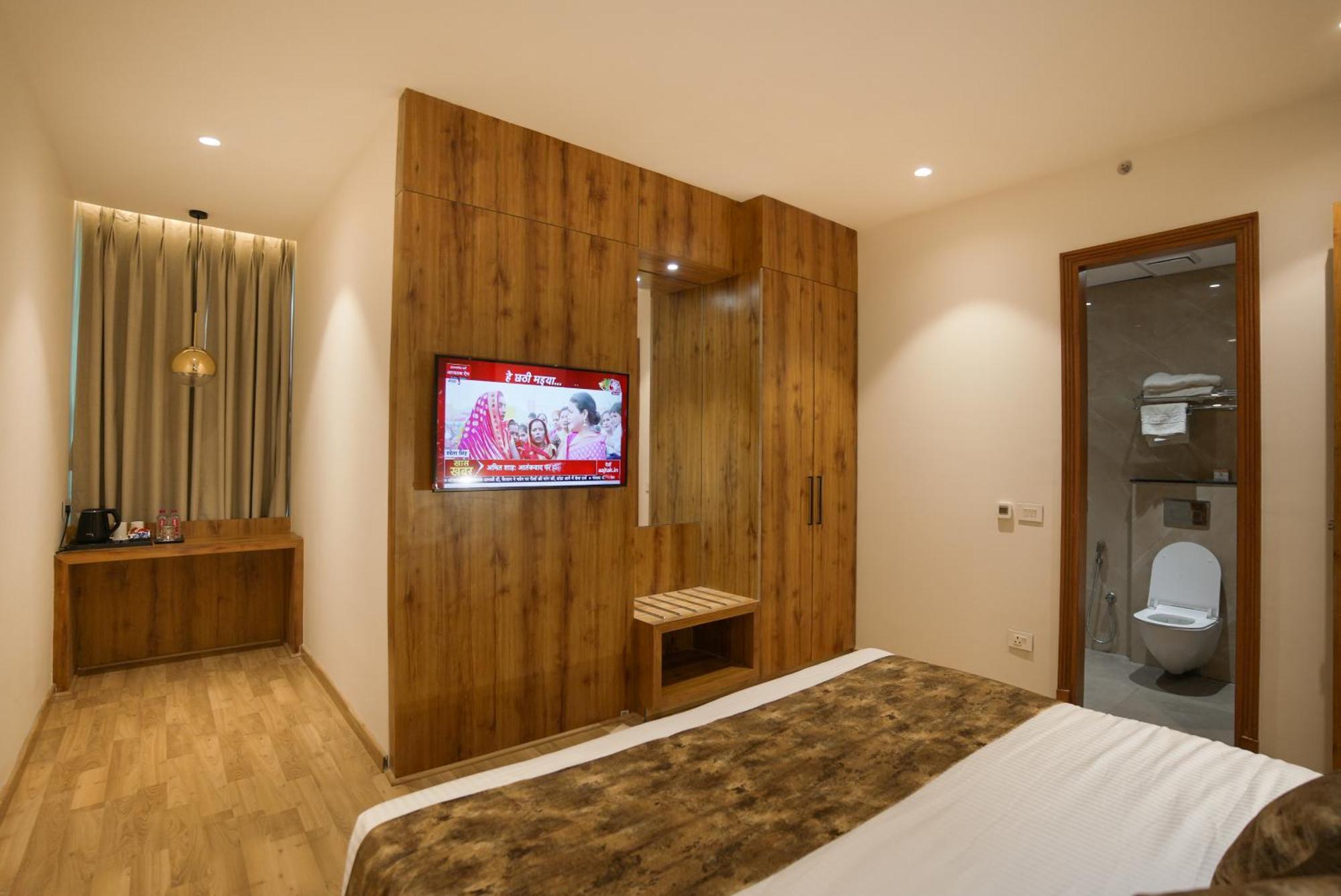 Celebrant Hotel Варанаси Екстериор снимка
